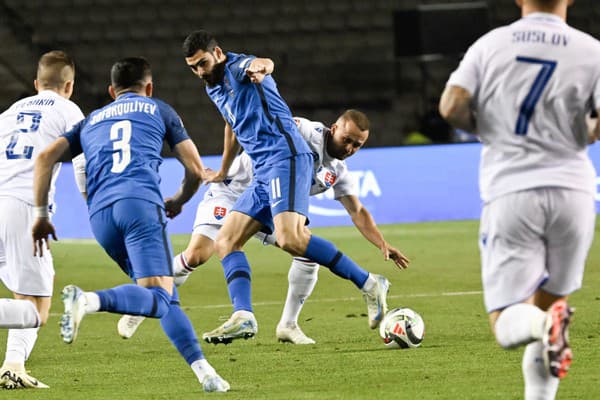 Na snímke uprostred vpravo Stanislav Lobotka (Slovensko) a vľavo Ramil Šejdajev (Azerbajdžan).