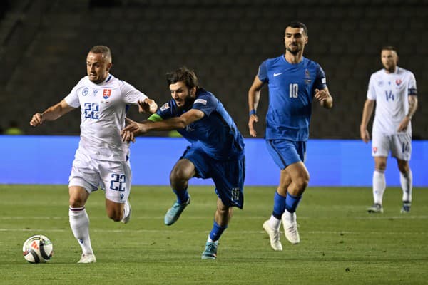 Na snímke vľavo Stanislav Lobotka (Slovensko) a vpravo v popredí Badavi Hüsejnov (Azerbajdžan).