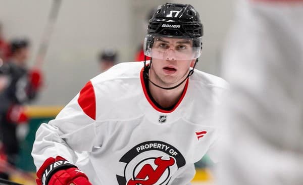 Slovenský hokejový obranca Šimon Nemec aj naďalej ostáva v A-tíme New Jersey Devils.