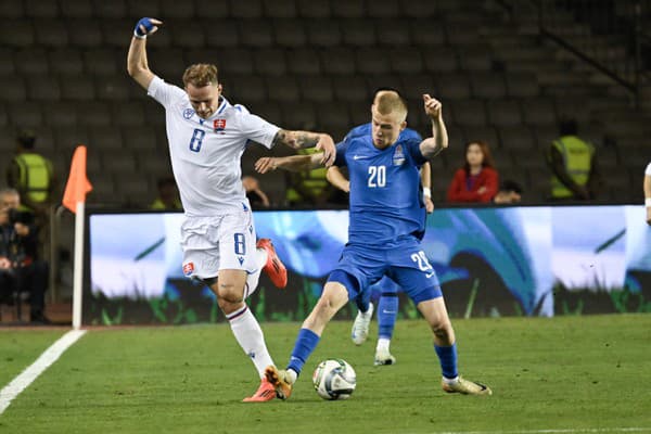 Na snímke vľavo Ondrej Duda (Slovensko) a vpravo Aleksej Isajev (Azerbajdžan) v zápase 4. kola C-divízie Ligy národov Azerbajdžan - Slovensko.