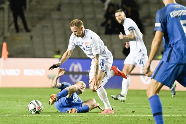 Na snímke vľavo Aleksej Isajev (Azerbajdžan) a uprostred Ondrej Duda (Slovensko) v zápase 4. kola C-divízie Ligy národov Azerbajdžan - Slovensko. 