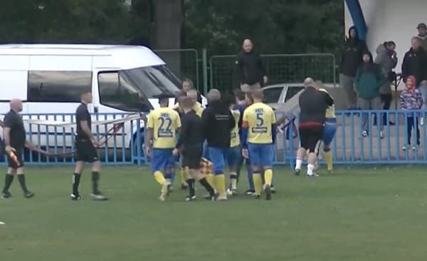 Šialenstvo na dedinskom futbale v Česku.