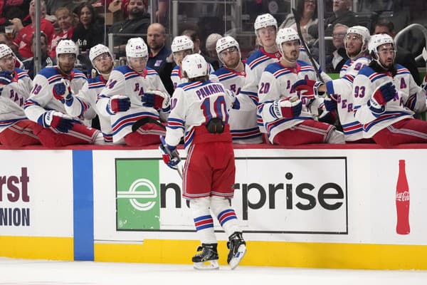  Hetrik a asistenciu si zapísal Artemi Panarin, ktorý získal štvrtýkrát za sebou viac ako jeden bod v zápase.