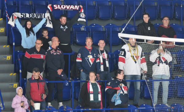 Fanúšikovia HC Slovan Bratislava povzbudzujú svoje mužstvo