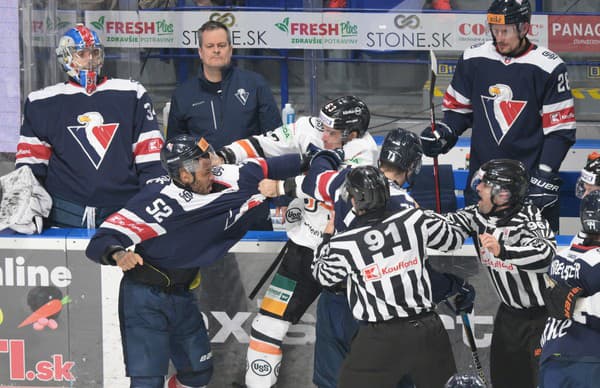 Šarvátka počas zápasu 11. kola hokejovej Tipos extraligy HC Košice – HC Slovan Bratislava