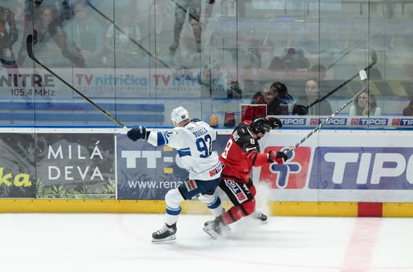 Zľava Miloš Bubela (Nitra) a Collin James Adams (Banská Bystrica) bojujú o puk