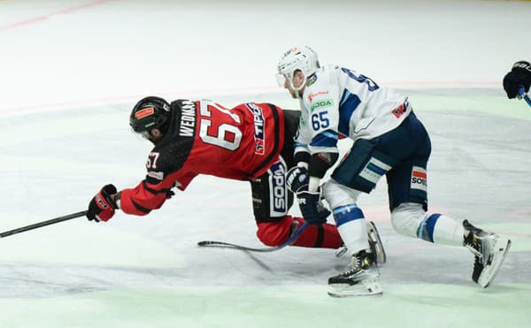 Zľava Carlyle Wedman (Banská Bystrica) Alex Cotton (Nitra) v súboji