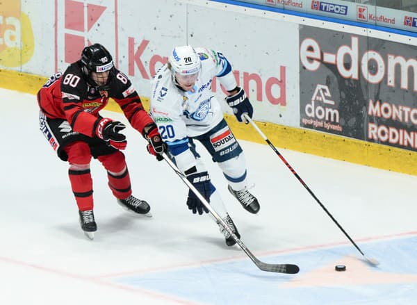 Michal Čunderlík (Banská Bystrica) Brett Ritchie (Nitra) v súboji o puk