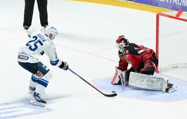 Samuel Buček (Nitra) a brankár Dominik Hrachovina (Banská Bystrica) počas nájazdu 