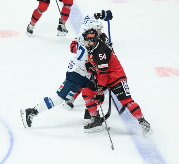 Zľava Róbert Bačo (Nitra) a Boris Česánek (Banská Bystrica) v súboji