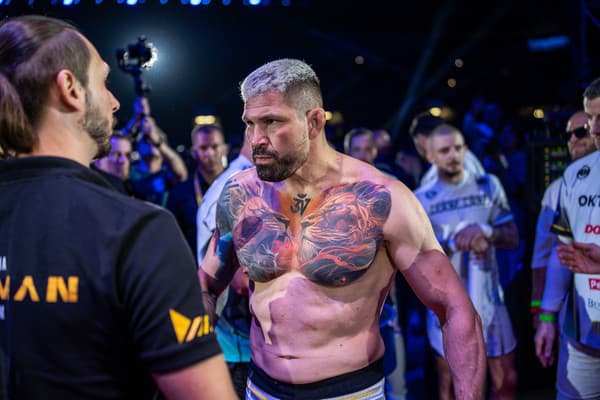 Slovenský MMA zápasník Attila Végh počas odvety storočia, kde zápasil s Karlosom Vémolom