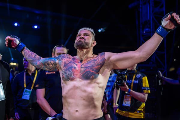 Slovenský MMA zápasník Attila Végh počas odvety storočia, kde zápasil s Karlosom Vémolom