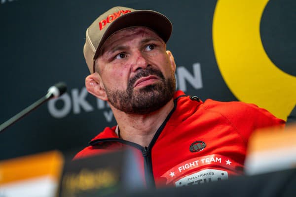 Slovenský MMA zápasník Attila Végh počas odvety storočia, kde zápasil s Karlosom Vémolom