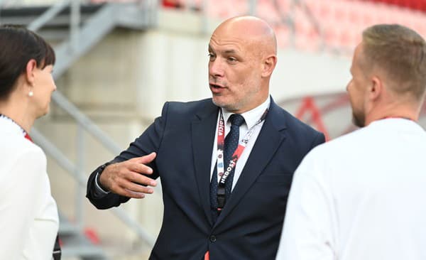 Bývalý anglický rozhodca a súčasný delegát UEFA Howard Webb gestikuluje