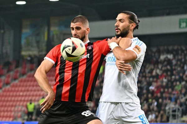 Vľavo hráč Spartaka Adrián Zelkovič a hráč Slovana Kyriakos Savvidis v súboji