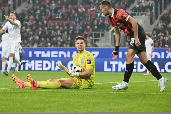 Vľavo brankár Slovana Dominik Takáč a hráč Spartaka Martin Šulek