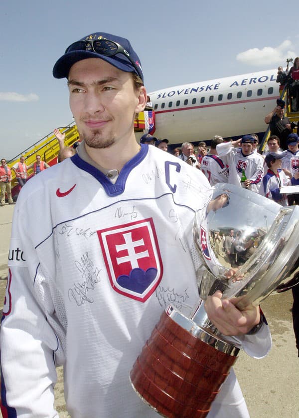 2002 - Ako kapitán zdvihol nad hlavu trofej pre majstra sveta.