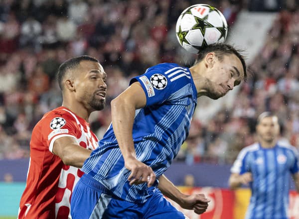 Na snímke Dávid Strelec (uprostred) z ŠK Slovan Bratislava a Yangel Herrera (vľavo) z Girony bojujú o loptu.