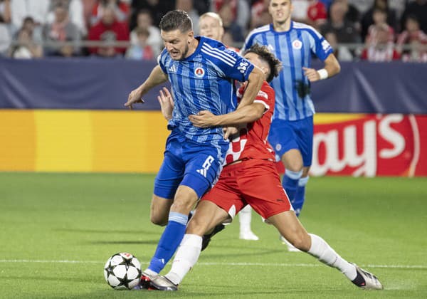 Na snímke Kevin Wimmer (vľavo) z ŠK Slovan Bratislava a Alejandro Frances (uprostred) z Girony bojujú o loptu. 