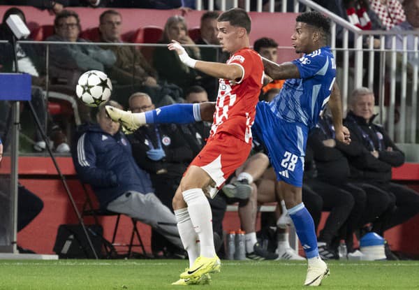 Na snímke Cesar Blackman (vpravo) z ŠK Slovan Bratislava a Miguel Gutierrez z Girony bojujú o loptu. 