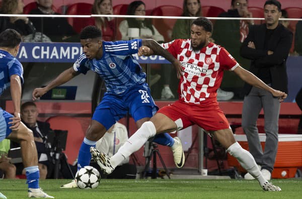 Na snímke Cesar Blackman (uprostred) z ŠK Slovan Bratislava a Yangel Herrera z Girony bojujú o loptu. 