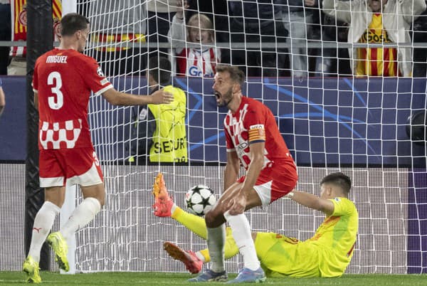 Na snímke Miguel Gutierrez (vľavo) z Girony strieľa úvodný gól za chrbát brankára Dominika Takáča (vpravo) z ŠK Slovan Bratislava.