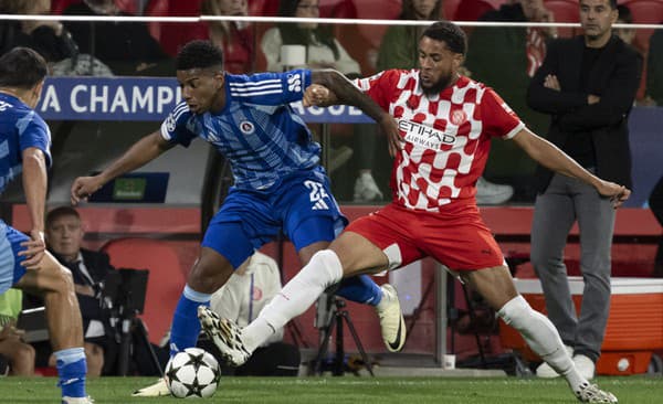 Na snímke Cesar Blackman (uprostred) z ŠK Slovan Bratislava a Yangel Herrera z Girony bojujú o loptu. 