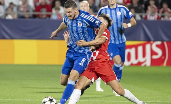 Na snímke Kevin Wimmer (vľavo) z ŠK Slovan Bratislava a Alejandro Frances (uprostred) z Girony bojujú o loptu. 