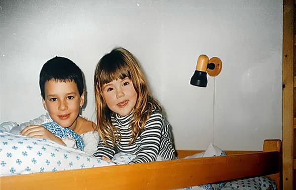 1998: Ako dieťa mala tiež svetlejšie vlasy s ofinou. Na fotografii je vedľa brata Borisa.