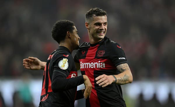 Amine Adli a Granit Xhaka v drese Bayeru Leverkusen.