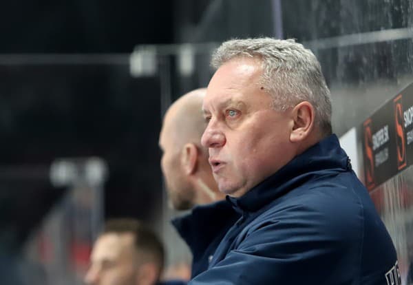 Hlavný tréner HC Slovan Bratislava Peter Oremus sleduje zápas