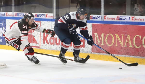 Zľava Boris Česánek (Banská Bystrica) a Jakub Minárik (Slovan) bojujú o puk