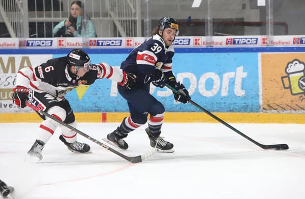 Zľava Boris Žabka (Banská Bystrica) a Liam Pecararo (Slovan) bojujú o puk 