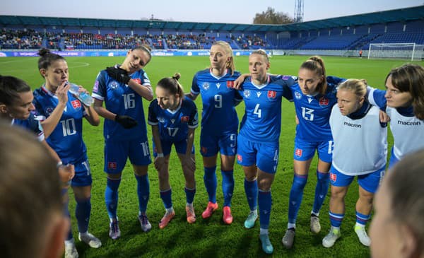 Futbalistky Slovenska stoja v kruhu