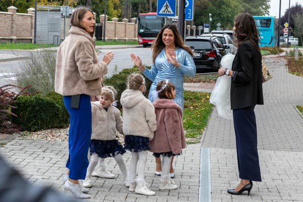 Plážová volejbalistka Dominika Nestarcová (vľavo) a kajakárka Martina Kohlová-Gogolová (v modrých šatách) nechýbali na svadbe strelkyne Danky Bartekovej