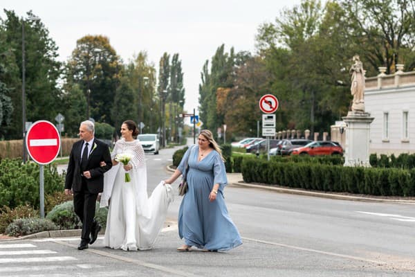 Danka Barteková prichádza na svadobný obrad v sprievode svojho otca