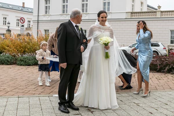 Na tvári Danky Bartekovej nechýbal úsmev, k oltáru ju priviedol otec