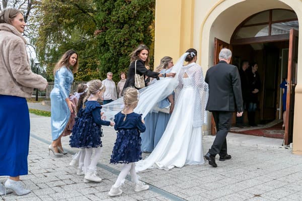 Danka Barteková vstupuje do kostola vo Voderadoch na svadobný obrad.