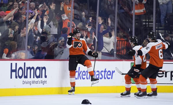 Sean Couturier (Philadelphia Flyers) oslavuje gól so spoluhráčmi