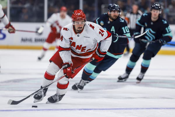 Carolina Hurricanes zdolala Seattle výsledkom 4:1. 