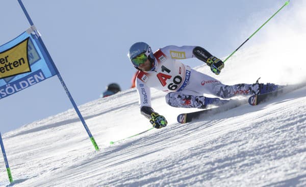 Slovenský lyžiar Adam Žampa na trati v 1. kole úvodného obrovského slalomu Svetového pohára v alpskom lyžovaní mužov v rakúskom Söldene 