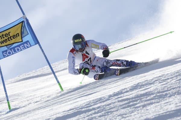 Slovenský lyžiar Andreas Žampa na trati v 1. kole úvodného obrovského slalomu Svetového pohára v alpskom lyžovaní mužov v rakúskom Söldene