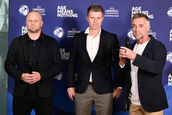 Na snímke ambasádori futbalových ME hráčov do 21. rokov Marek Sapara (vľavo), Vratislav Greško (uprostred) a Maroš Molnár (vpravo) v Sieni slávy slovenského futbalu.