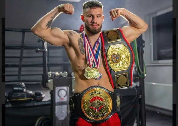 Profesionálny boxer Tomáš Bureš zmlátil v metre náhodného muža