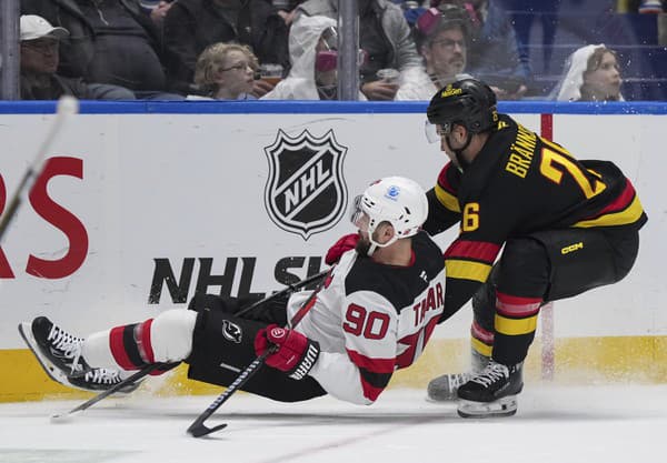 Slovenský hokejový útočník Tomáš Tatar (vľavo) strelil svoj druhý gól v sezóne, ktorým prispel k víťazstvu New Jersey na ľade Vancouveru 6:0.