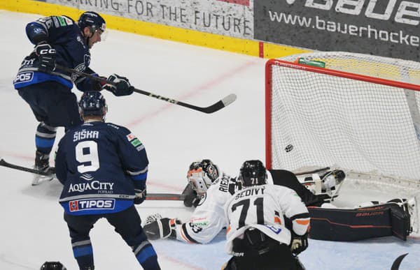 Vpravo dole brankár Dominik Riečický (Košice) zasahuje po šanci Tomáša Töröka (Poprad)