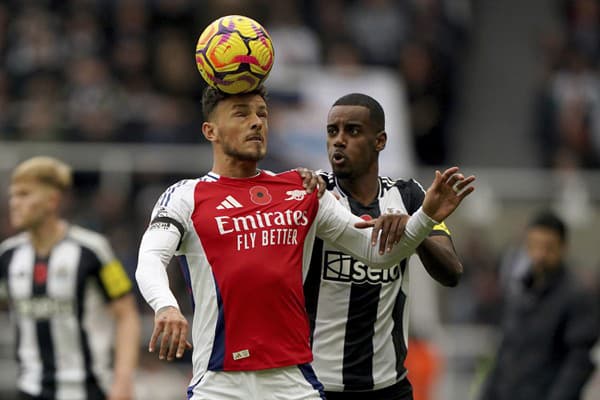 Ben White (vľavo) z Arsenalu a Alexander Isak z Newcastlu United v súboji o loptu