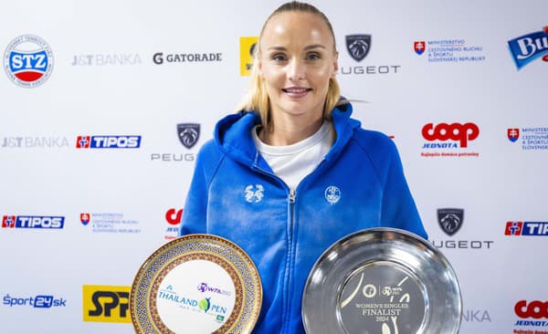 Slovenská tenistka Rebecca Šramková pózuje s trofejami za premiérový titul vo dvojhre na okruhu WTA v Thajsku (vľavo) a finálovú účasť v Tunisku.