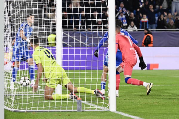 Na snímke v pozadí vľavo Dávid Strelec (Slovan) strieľa úvodný gól zápasu 4. kola ligovej fázy Ligy majstrov (LM) vo futbale ŠK Slovan Bratislava - Dinamo Záhreb. 