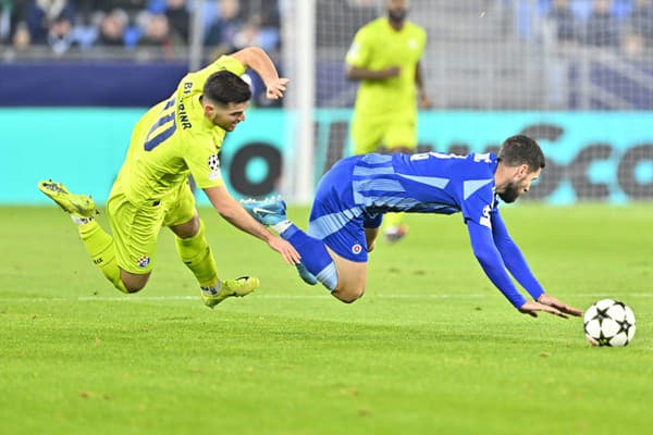 Na snímke sprava Kenan  Barjič (Slovan) a Martin Baturina (Dinamo) bojujú o loptu.